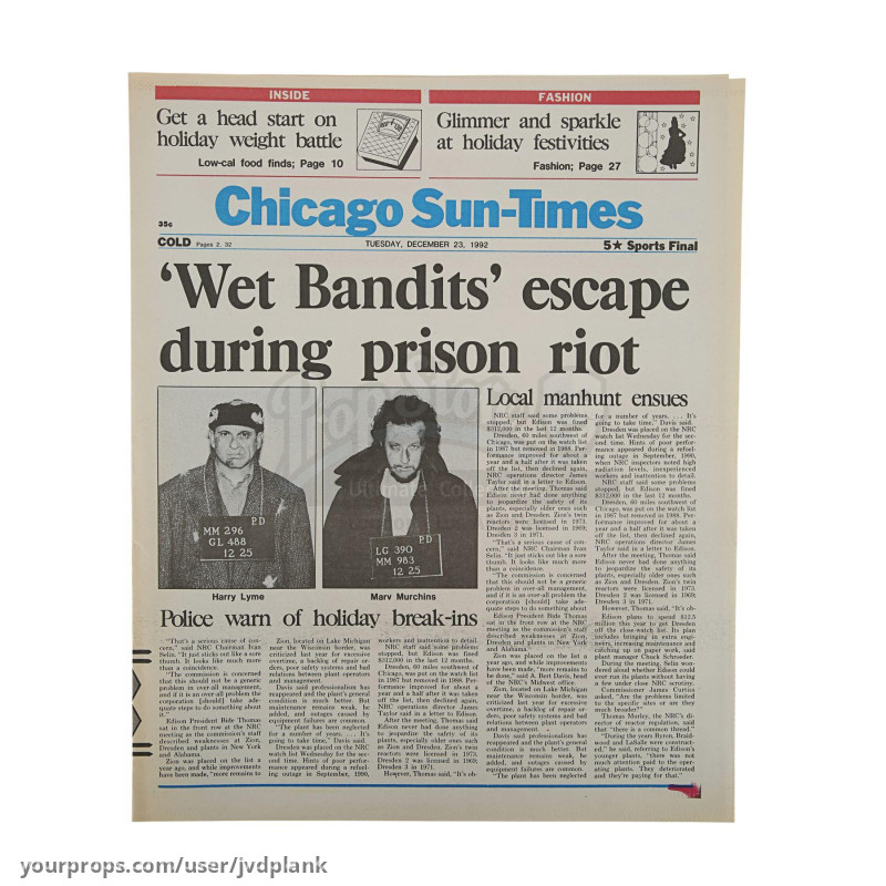 Wet bandits newspaper – Home Alone 2: Lost in New York (1992) – image 1