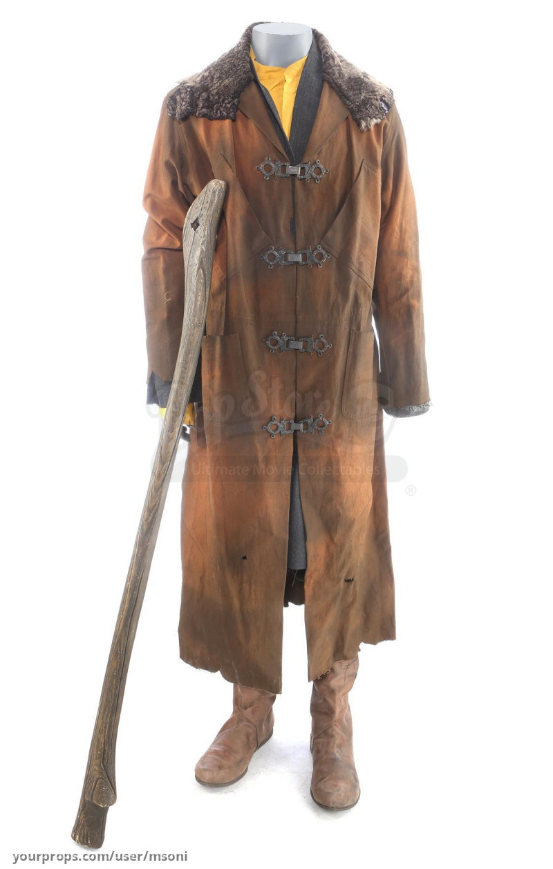 Little John's (Jamie Foxx) complete hero outfit with staff – Robin Hood (2018) – image 2