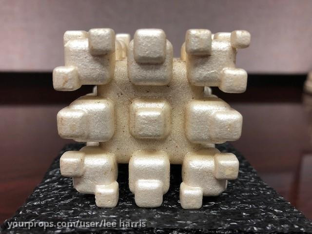 Screen Used Chipped Argus Cube – Super 8 (2011) – image 1