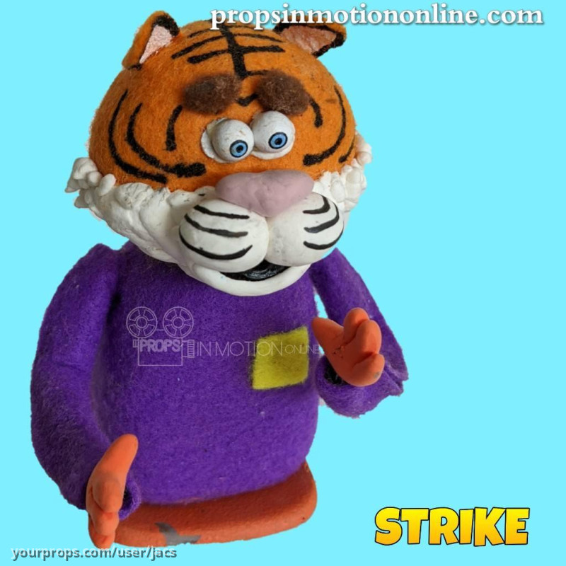 Crowd puppet – Air Strike (2018) – image 1