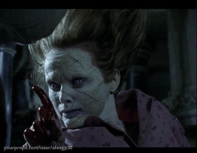 Screen matched dress – Exorcist: The Beginning (2004) – image 4