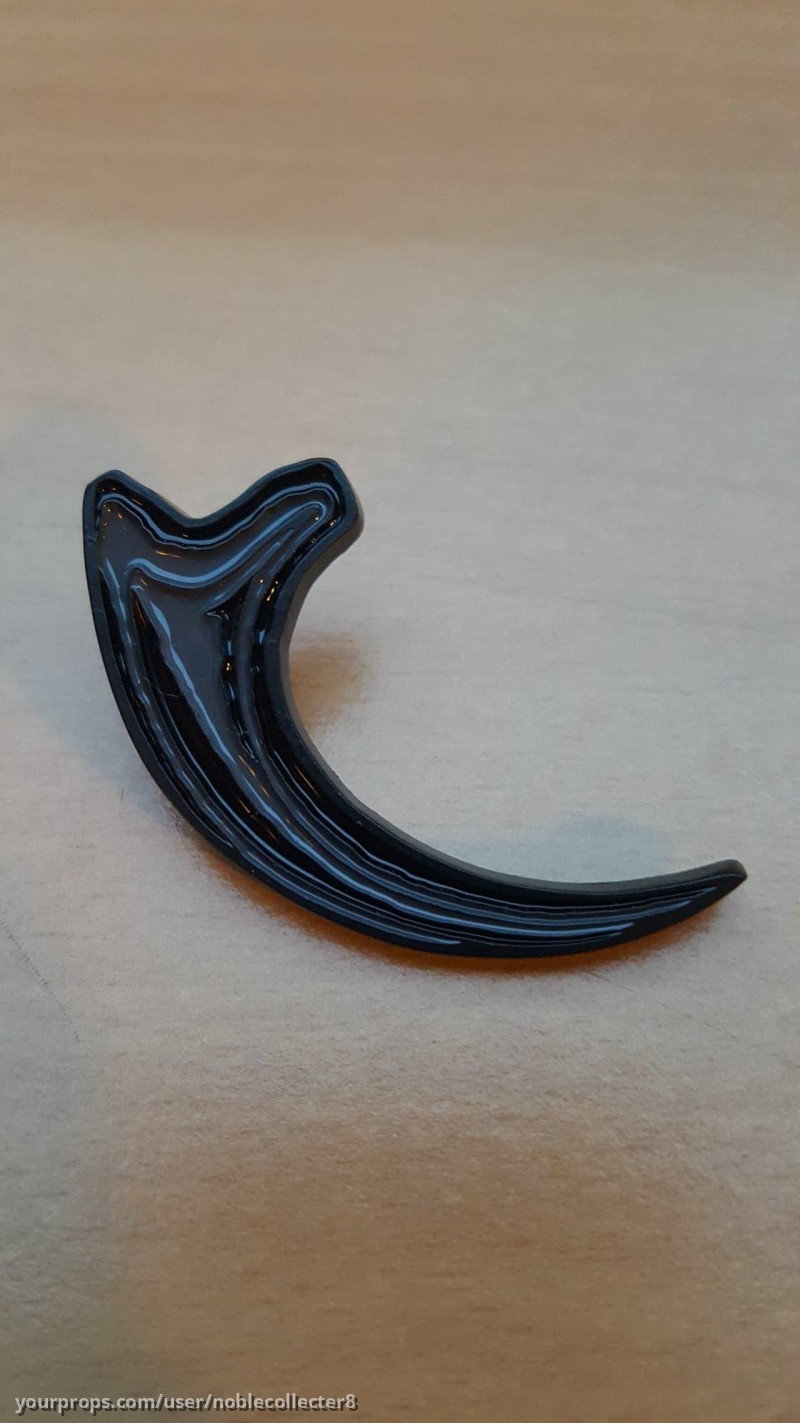 Jurassic Park velociraptor claw pin – Jurassic Park (1993) – image 1