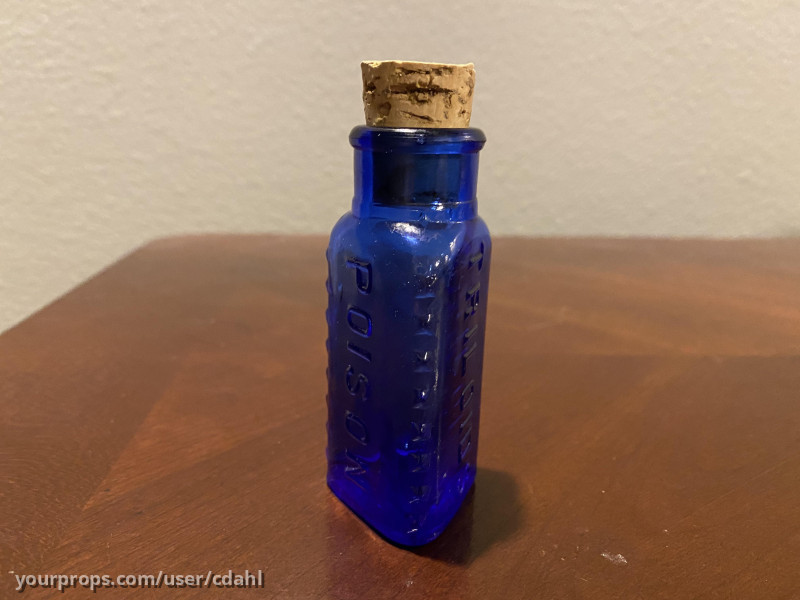 Poison Bottle – The Hateful Eight (2015) – image 5