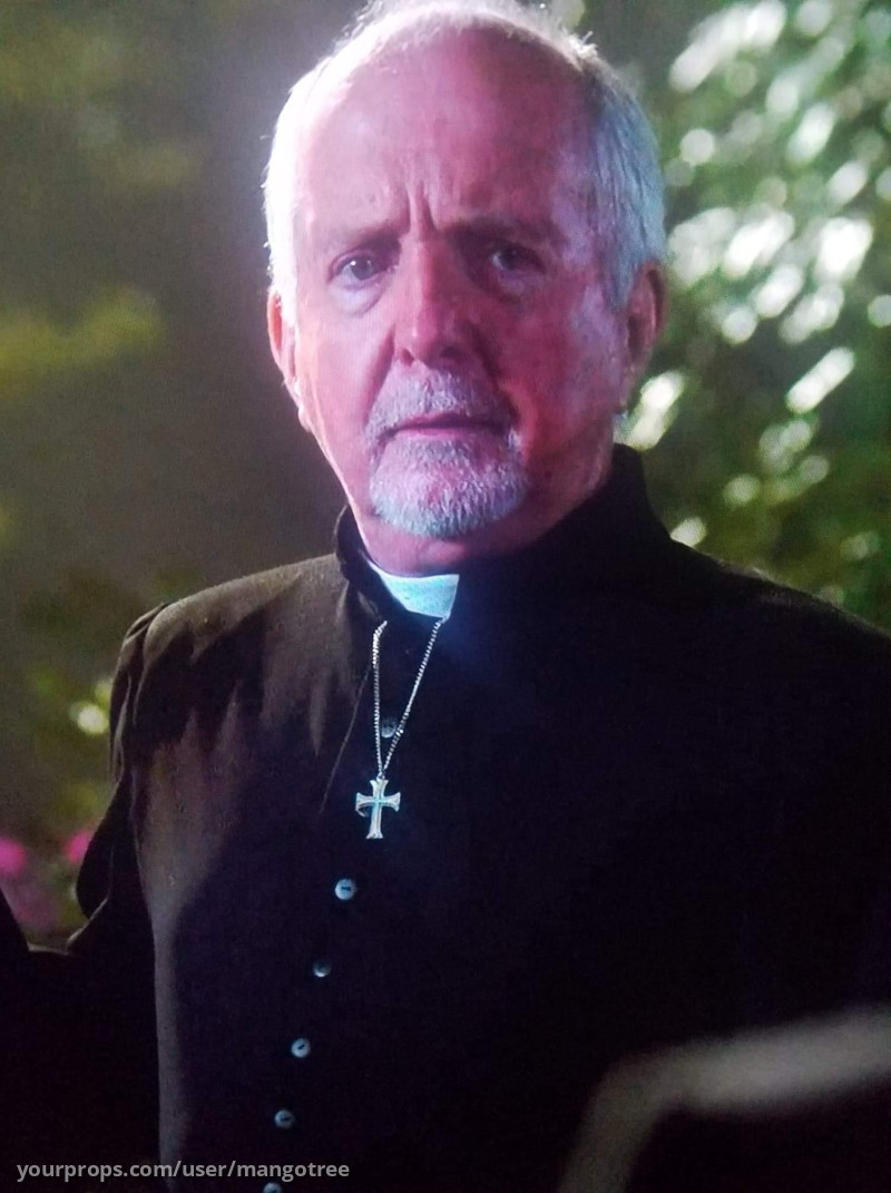 Older priest's cross necklace. – Supernatural (2005) – image 2