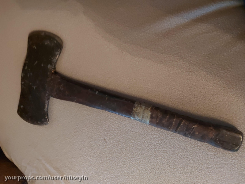 Sawtooth  used bloody axe – Wrong Turn (2003) – image 2