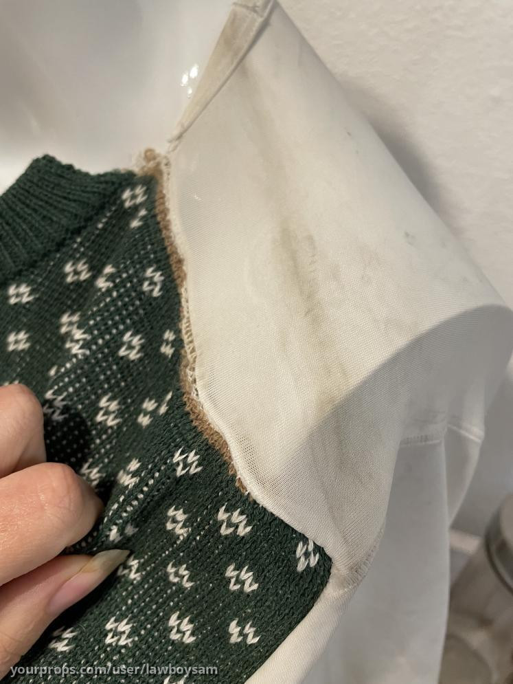 Ethan's (Joseph Gordon-Levitt) Sweater – The Night Before (2015) – image 2
