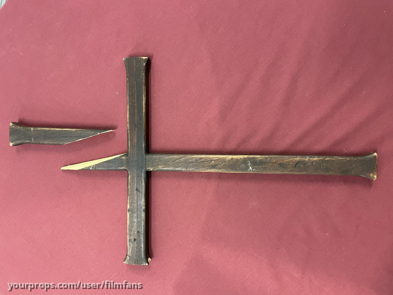 Prop wooden break apart cross vampire spike – Dracula 2000 (2000) – image 1