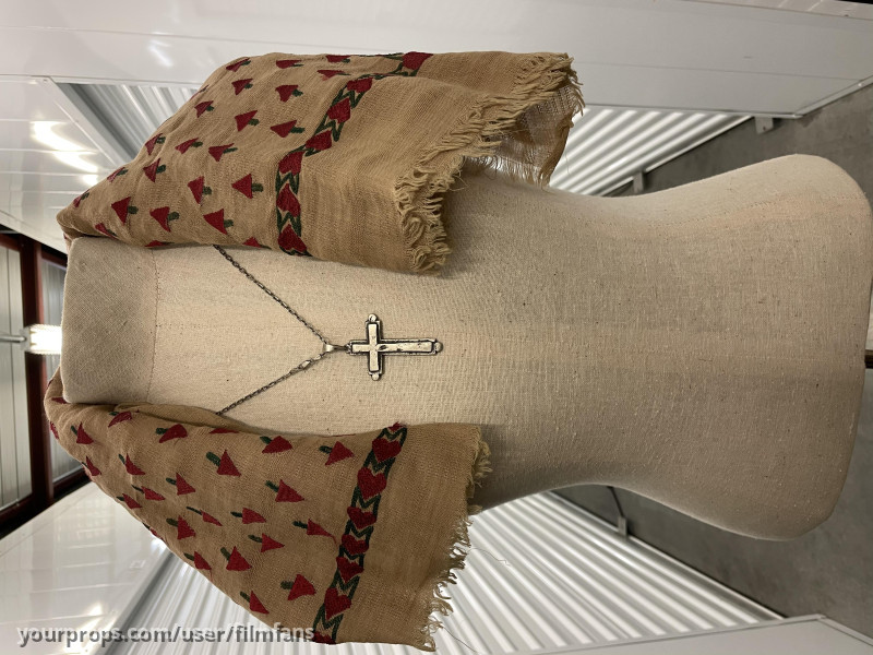 Cate Blanchett’s (“Maggie”) screenworn Scarf – The Missing (2003) – image 1