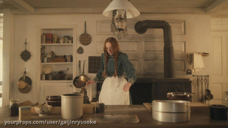 Vanilla Bottle (Broken) – Anne with an E (2017) – image 3
