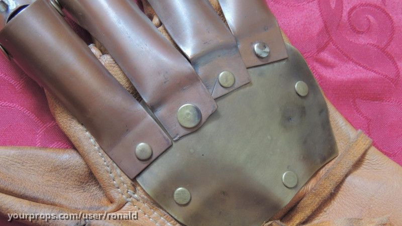 Freddy Krueger Part 2 promo glove – A Nightmare on Elm Street 2: Freddy's Revenge (1985) – image 2
