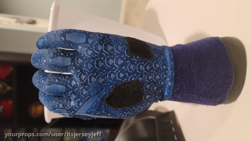 Blue ranger stunt glove – Power Rangers (2017) – image 1