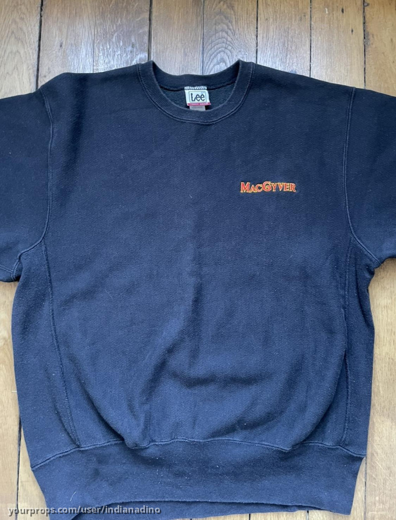 Original Crew Gift Sweat Shirt – MacGyver: Lost Treasure of Atlantis (1994) – image 1