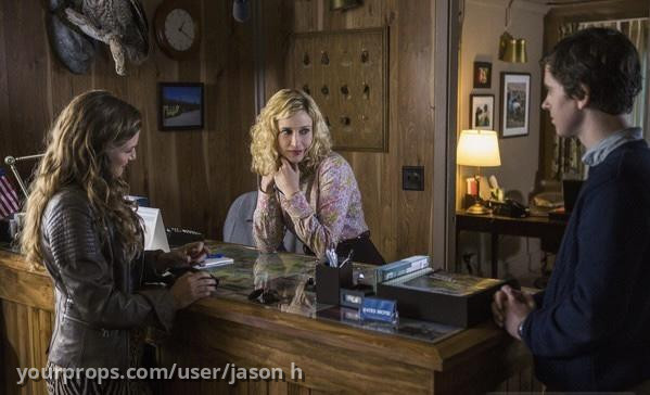 Bates Motel Original Business Cards – Bates Motel (2013) – image 4