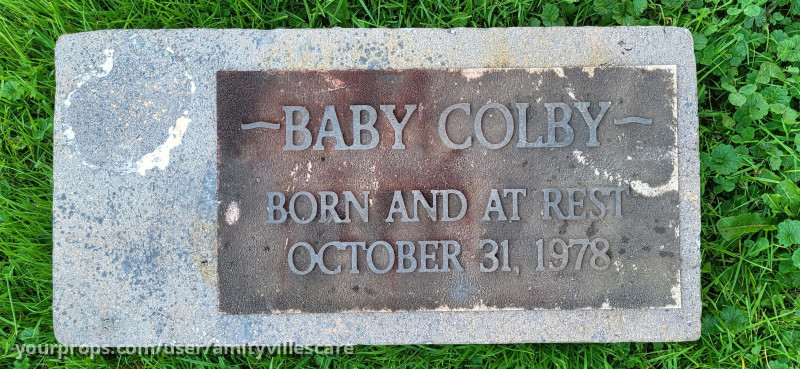 Baby Colby\\\'s Headstone and Angel Bust – Children of the Corn 666: Isaac's Return (1999) – image 3