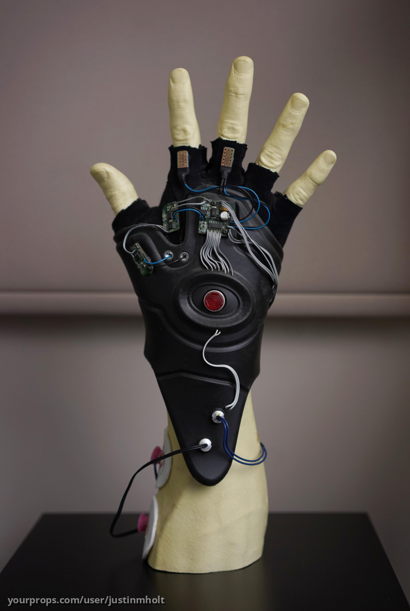 The Winter Soldier Cryostasis Chamber glove – Captain America: Civil War (2016) – image 1