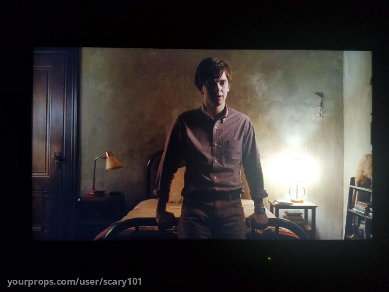 Norman\'s bedroom nightstands – Bates Motel (2013) – image 4