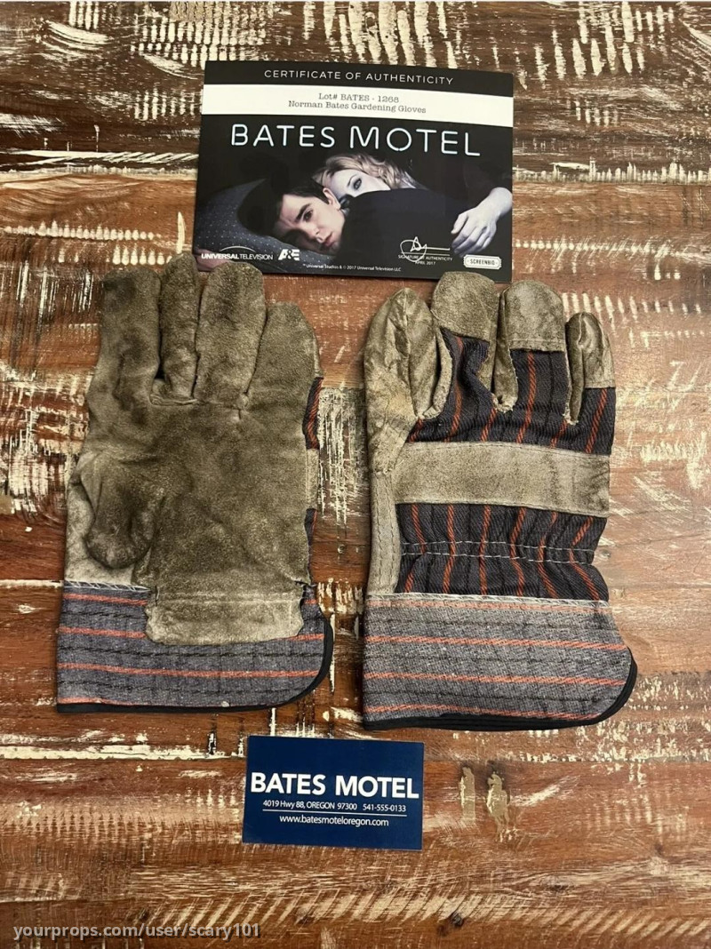 Normans Garden gloves – Bates Motel (2013) – image 1