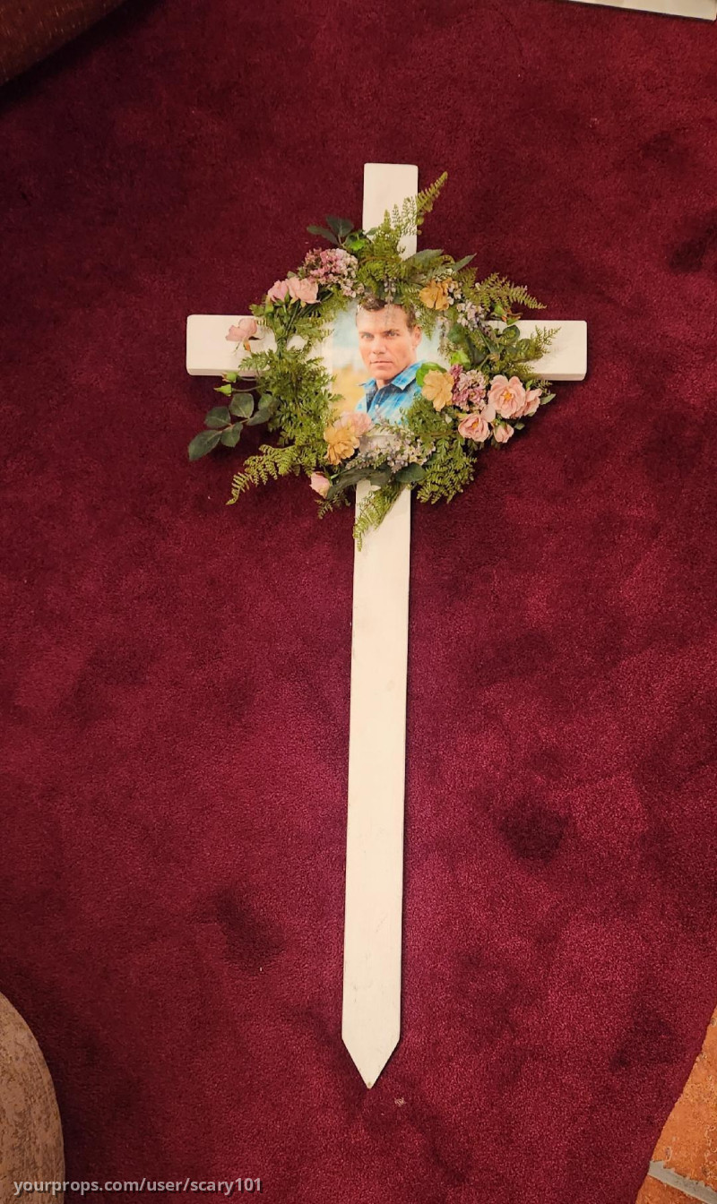 Bradleys Memorial Cross for her Father – Bates Motel (2013) – image 1