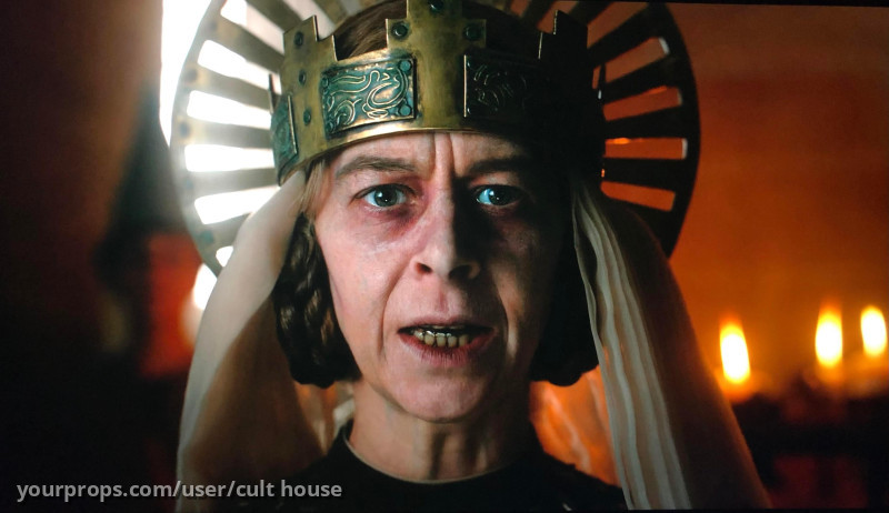 The King & Queen\\\'s Dental Veneers – The Green Knight (2021) – image 3