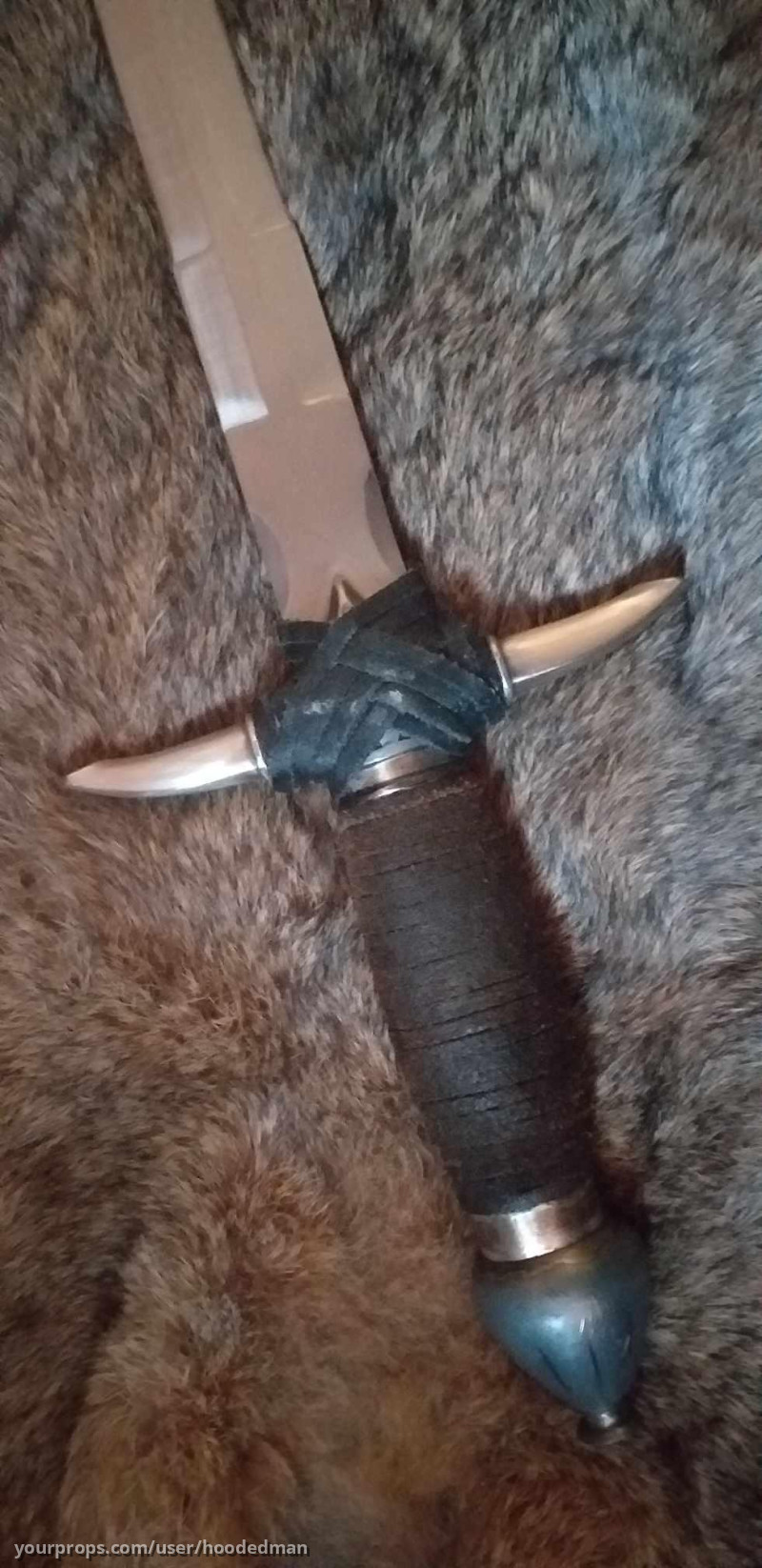 Production used dagger, signed by Michael Praed – Robin of Sherwood (1984) – image 1