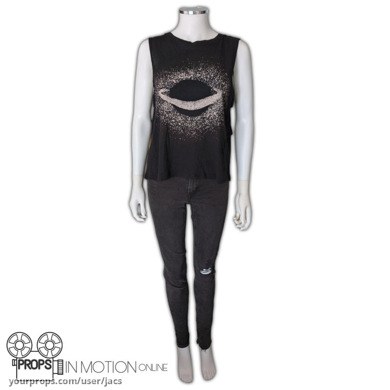 Wren (Joey King) Costume – Slender Man (2018) – image 1