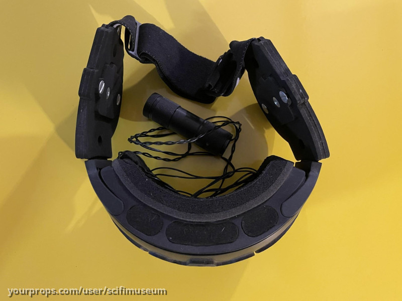 VR headset – Fahrenheit 451 (2018) – image 3