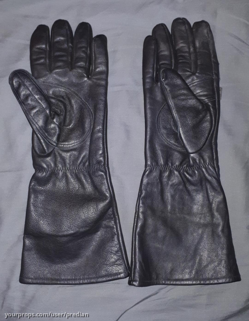 Pair of Street Judge gloves – Judge Dredd (1995) – image 2