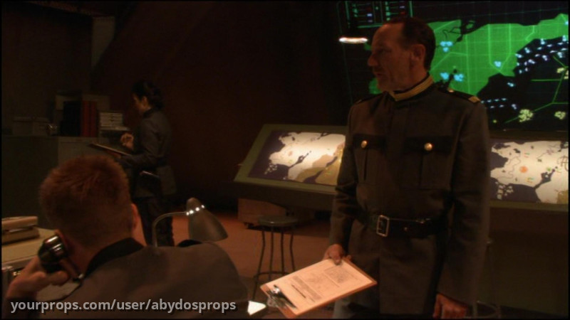 Kelowna documents and clipboard Episode Fallout – Stargate SG-1 (1997) – image 3