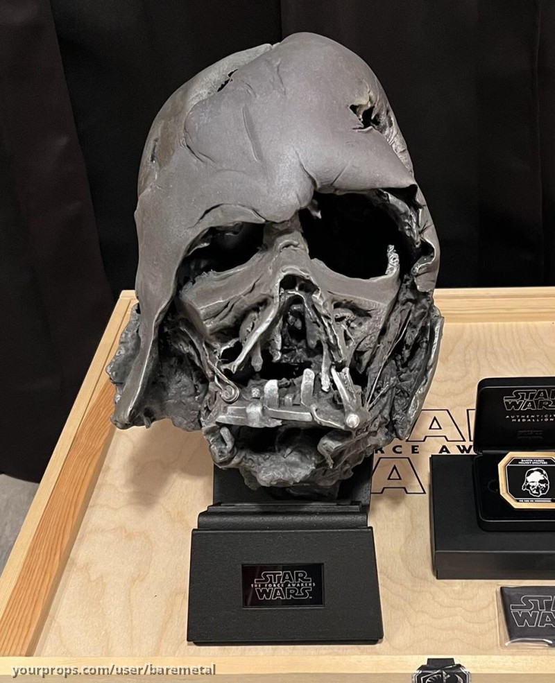 Star Wars PropShop Darth Vader Helmet (Melted) – Star Wars: Episode VII - The Force Awakens (2015) – image 3