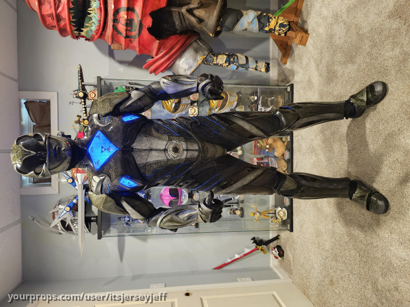 Black Ranger Lightup Power Suit – Power Rangers (2017) – image 4