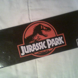 Plate replica (red logo on black background) – Jurassic Park (1993)