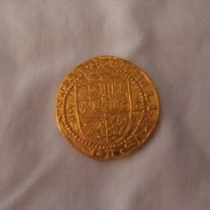 Pirates of the Caribbean prop dabloon – Pirates of the Caribbean: The Curse of the Black Pearl (2003)