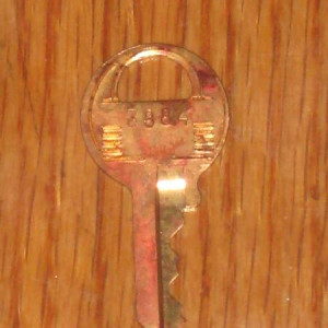 BLOODY HERO REVERSE BEAR TRAP KEY – Saw (2004)