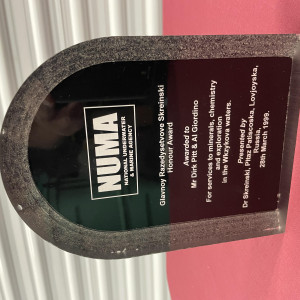Screenused prop NUMA plaque awarded to \"Mr. Dirk Pitt\" (McConaughey) and \"Al Giordino\" (Zahn) – Sahara (2005)
