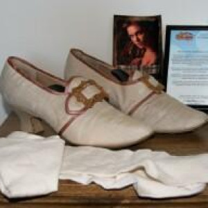 "Elizabeth Swann" (Keira Knightley) screenworn Hero Shoes & Cotton Stockings – Pirates of the Caribbean: The Curse of the Black Pearl (2003)