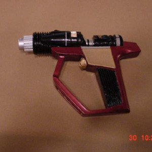 Alien pistol – Star Trek: Deep Space Nine (1993)