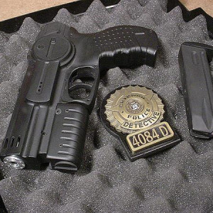 Spooner, gun , badge and magazine set. – I, Robot (2004)