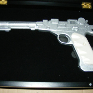 Museum Replicas Needle Gun and Case – Nick Fury: Agent of Shield (1998)