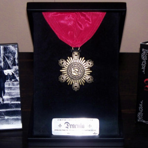 Count Dracula's Medallion – Dracula (1931)