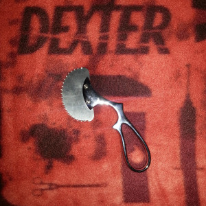 DEXTER - Mini Bone Saw / Kill Tool. – Dexter (2006)