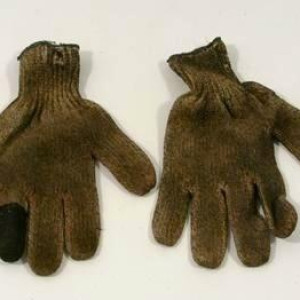 the man's gloves Viggo Mortensen – The Road (2009)