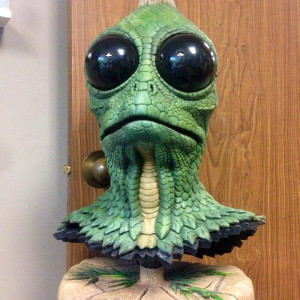 Sleestak Mask Display – Land of the Lost (2009)