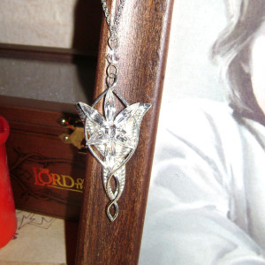 Evenstar necklace – The Lord of the Rings: The Fellowship of the Ring (2001)