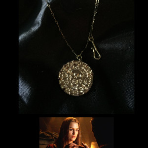 Elizabeth Swann's Cursed Aztec Coin Necklace – Pirates of the Caribbean: The Curse of the Black Pearl (2003)