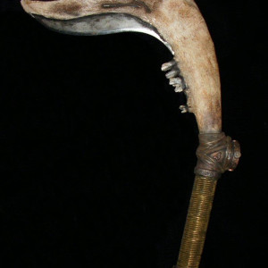 Noland's bone axe weapon – Predators (2010)