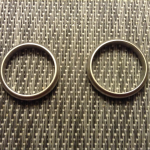 Alex's (Joel Kinnaman) wedding bands – RoboCop (2014)