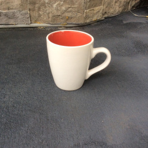 Eric's (Sam Rockwell) white mug – Poltergeist (2015)