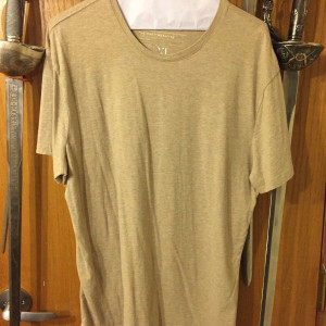 Tee Worn by Hank in Grimm – Grimm (2011)