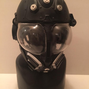 Soldier’s light-up helmet – Divergent (2014)
