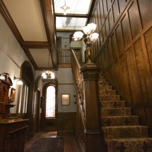 Upright stairway "light fixture" – Bates Motel (2013)